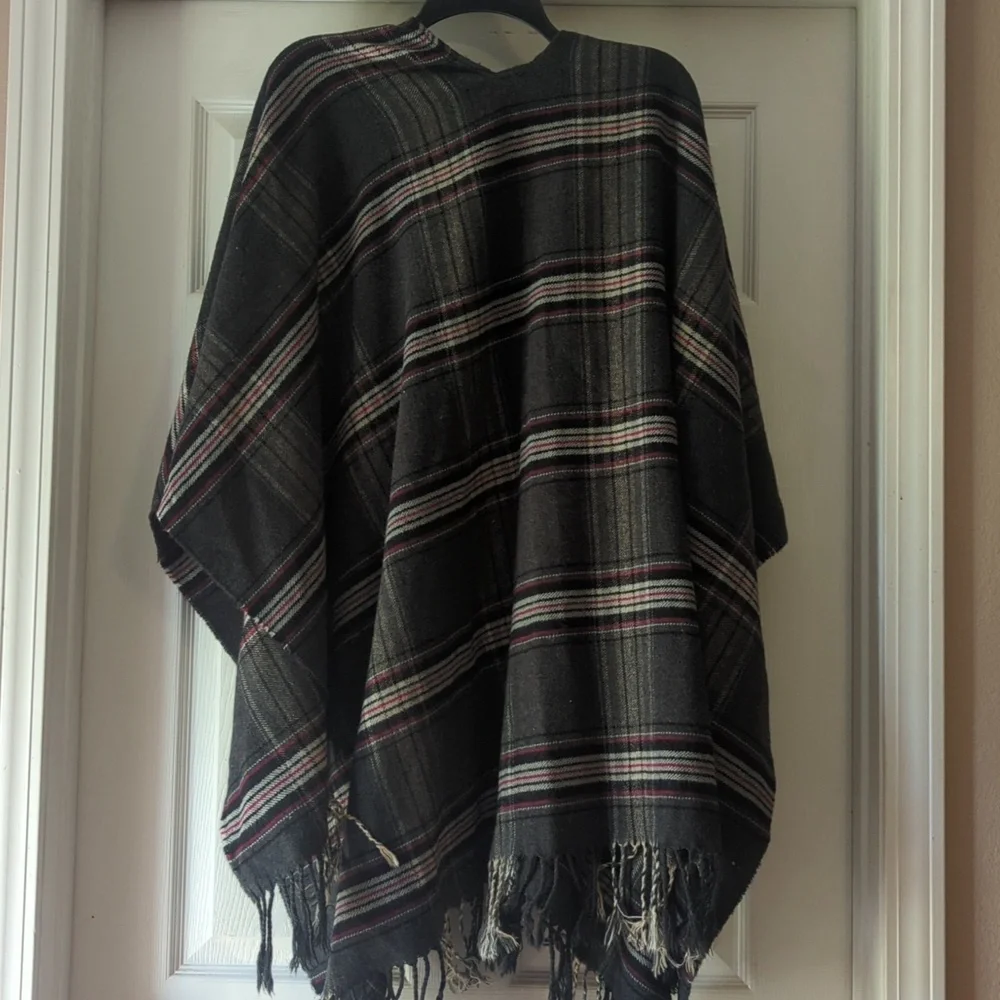 Plaid Open Front Poncho Wrap Charcoal Grey Red Stripe Fringe Hem One Size OS 526